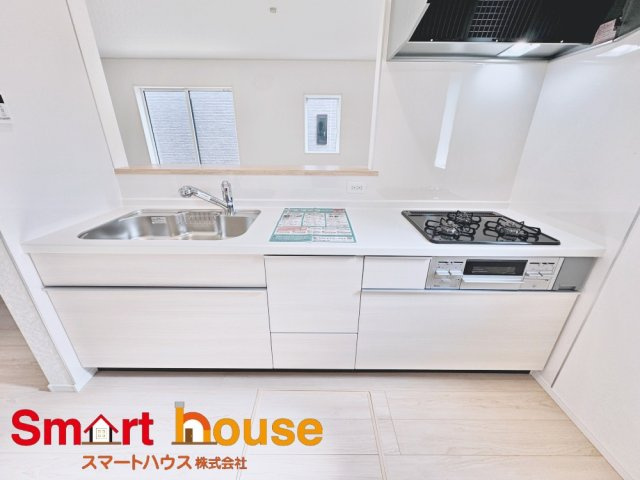 座間市新田宿第９のキッチン|ワークスペースを見渡せるダイニングとの空間のつながりが、スペースのゆとりを生み出しますキッチンです♪