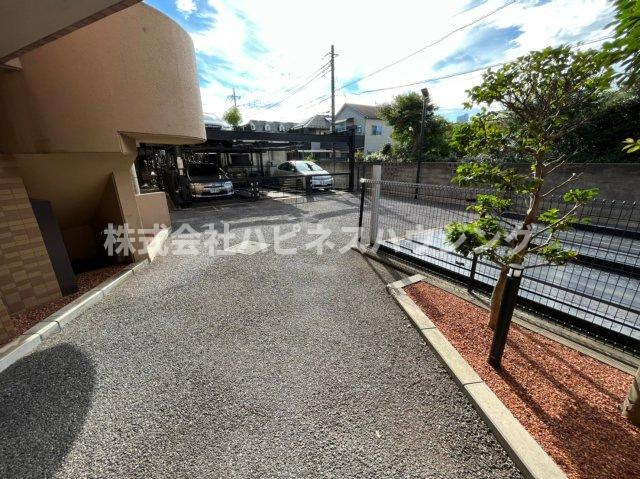 インシュランスビル１２の駐車場
