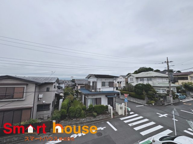 綾瀬市小園南第４の展望|開放的なバルコニーは見晴らしもよく、太陽の温かな温もりをめいっぱい受け止めてくれます。太陽の光と爽やかな風を受けたお洗濯物はあっという間に乾き、取りこむ時には太陽の匂いを感じられそうですね。