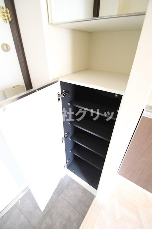 横浜市神奈川区松本町２丁目の賃貸マンションの玄関