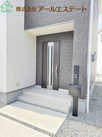 姫路市広畑区西蒲田　　中古戸建の玄関