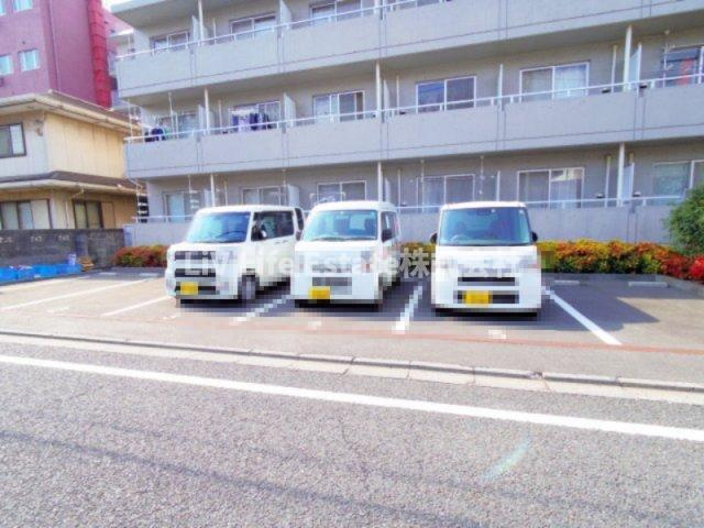 レ・プレリュードの駐車場