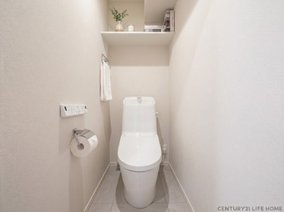 【トイレ】 | ウォシュレット、暖房便座機能付のトイレです。従来型に比べ節水効果があり、お手入れもしやすいので、家計も家事の負担も軽減してくれます。