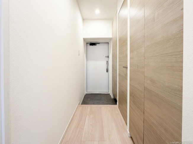 【玄関】 | 日商岩井府中マンション | 散らかりがちな玄関をスッキリと保てる玄関収納は、家の中に入る時一番最初に目に付く場所だからこだわりたい。落ち着いた雰囲気の色目が、室内のカラーやデザインと調和しています。