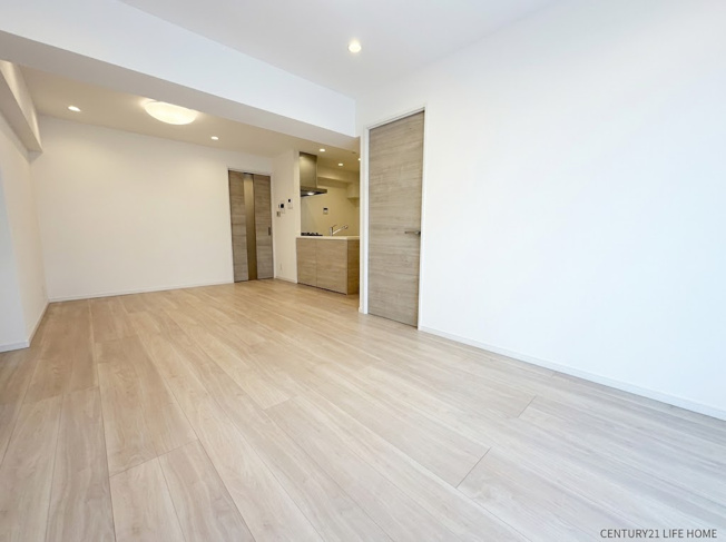 【居間・リビング】 | 日商岩井府中マンション | オープンでのびやかな空間を生み出す、広がりとゆとり。家族と過ごす時間を大切にしたい方にぴったりのゆとりある住空間です。窓からの日差しがリビングの隅々までしっかりと届きます。（家具はCG加工です）