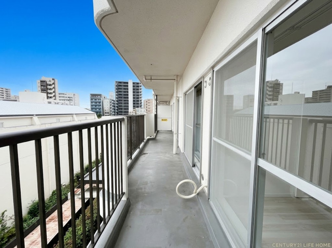 【バルコニー】 | 日商岩井府中マンション | 広々としたバルコニーは洗濯物がたっぷり干せるサイズ。陽当たりも良く家事効率がアップします。
