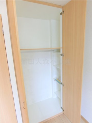 ルーブル東蒲田六番館の収納|収納　クローゼット内左側に棚収納もあります
