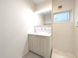 【独立洗面台】 | 【吉島新町１】可愛い＆収納充実の3階建て都市型住宅