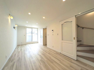 【居間・リビング】 | 【吉島新町１】可愛い＆収納充実の3階建て都市型住宅