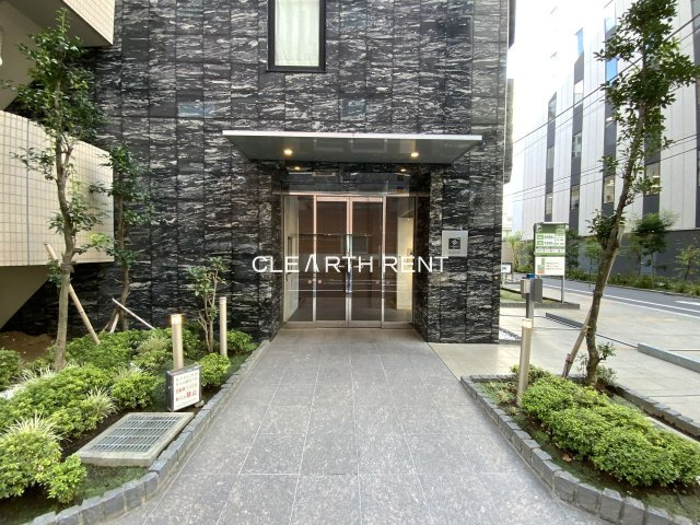 コンシェリア新橋 ＭＡＳＴＥＲ’Ｓ ＶＩＬＬＡのエントランス|御影石の重厚な雰囲気と緑が迎えてくれる上質なエントランス
