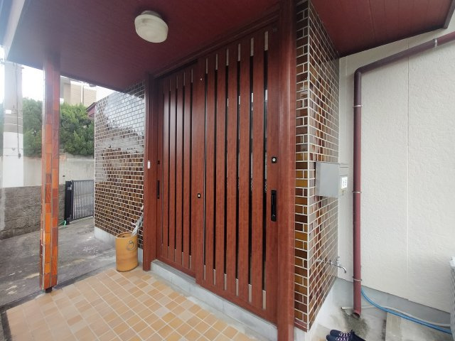 桜木町戸建の玄関