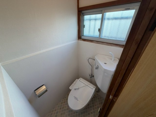 長尾西町1丁目戸建のトイレ