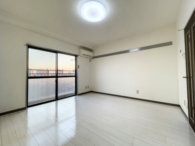 明るい色調の室内です