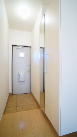収納もある玄関です