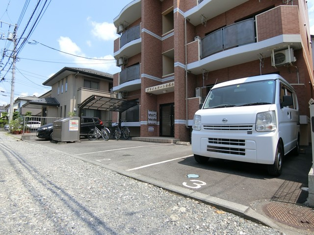 プライムコート本厚木の駐車場