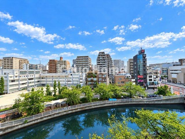 パレスサンセイの展望|手を伸ばせば、ふれることが出来そうな環境が、そのままインテリアになったような印象です。その豊かな眺望にふさわしい空間には、通風・採光にも優れ、心地よい光と風があふれています