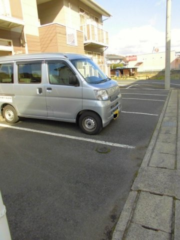 ソレーユ久安の駐車場