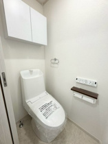 落ち着いた色調のトイレです