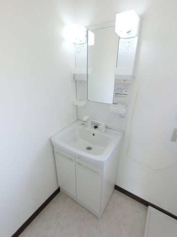 独立洗面台、小物を置くことができて便利です