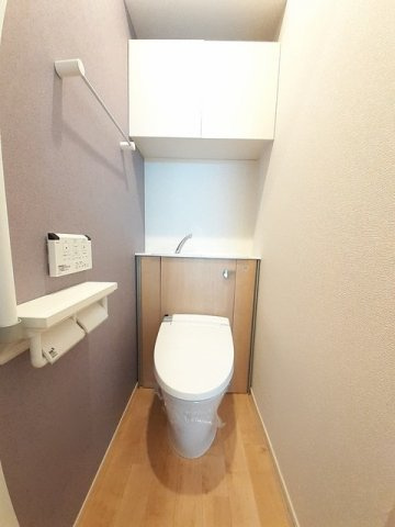 落ち着いた色調のトイレです