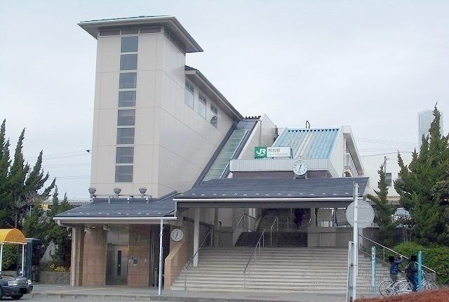 東海道線・鴨宮駅まで320m