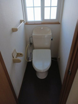 落ち着いた色調のトイレです