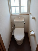 落ち着いた色調のトイレです