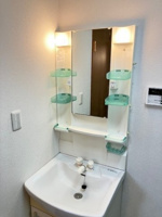 ゆったりとスペースのある洗面所