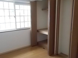 明るい色調の室内です
