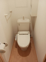 落ち着いた色調のトイレです