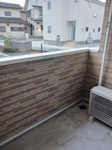 暖かな日差しのふりそそぐバルコニー