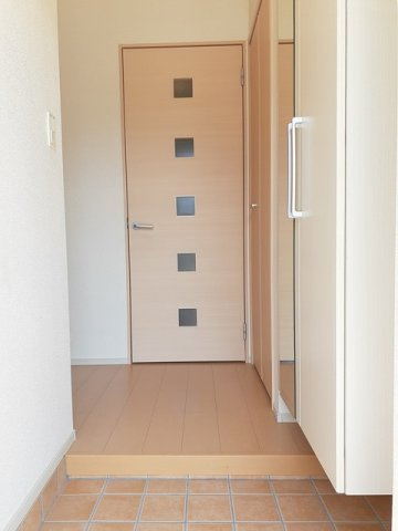 収納もある玄関です