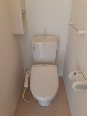 落ち着いた色調のトイレです