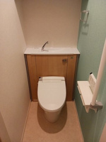 落ち着いた色調のトイレです