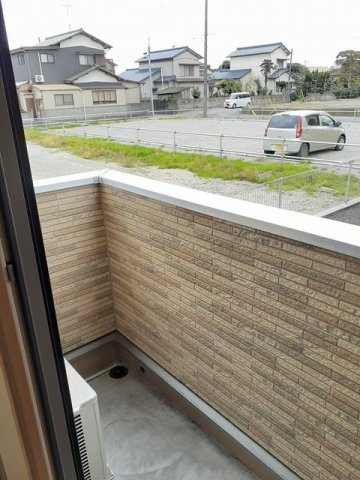 外からの目が気にならないバルコニーで洗濯物が干せます
