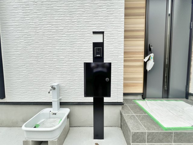 朝霞市根岸台4丁目 限定1棟の玄関|玄関積にはスタイリッシなポストとガーデニングやお子様のプール、洗車などもできる外水栓付 