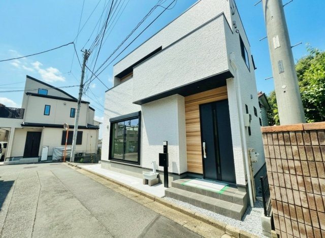 朝霞市根岸台4丁目 限定1棟の前面道路含む現地写真|南向き公道に面した整形地に誕生いたしました
南西角地で陽当り・風通し良好