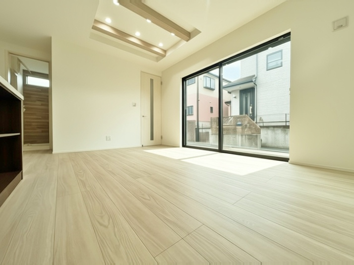朝霞市根岸台4丁目 限定1棟の居間・リビング|南向きの大きな窓からは暖かな光と気持ちの良い風がしっかりと届きます♪
天井は折り上げ天井になっており、広々と開放的に感じられます