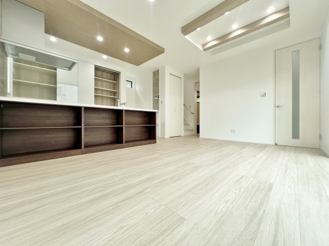 朝霞市根岸台4丁目 限定1棟の居間・リビング|キッチン上部はお洒落な折下天井♪
リビングをより華やかに演出いたします
キッチンカウンター下には収納棚付でディスプレイを楽しんだりリビング周りの細かい物を収納していただいたり多目的にお使いいただけます