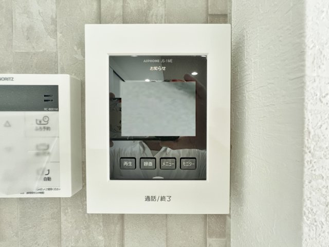朝霞市根岸台4丁目 限定1棟のセキュリティ|【TVモニター付きインターホン】
インターホンの映像で来訪者の声と顔を確認後鍵を解錠することができるTVモニター付きインターホン完備 