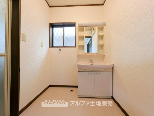 あきる野市秋川３丁目　中古戸建の独立洗面台|【Morning Routine】◆独立洗面台◆
洗顔や歯磨き、身支度など毎日の生活に欠かせない洗面スペース。朝の準備にも使いやすい設備です。