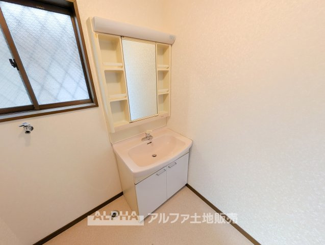 あきる野市秋川３丁目　中古戸建の独立洗面台|【Daily Refresh】◆身支度を整える場所◆
朝の身支度から帰宅後の手洗いまで活躍する独立洗面台。毎日の生活動線を支えるスペースです。
