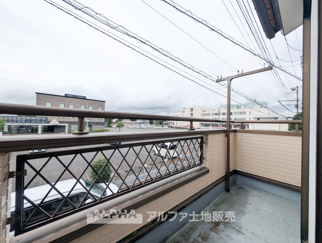 あきる野市秋川３丁目　中古戸建のバルコニー|【Open Air】◆外の空気を感じる場所◆
洗濯物を干すスペースとしてはもちろん、外の空気を感じながら気分転換にも使えるバルコニーです。