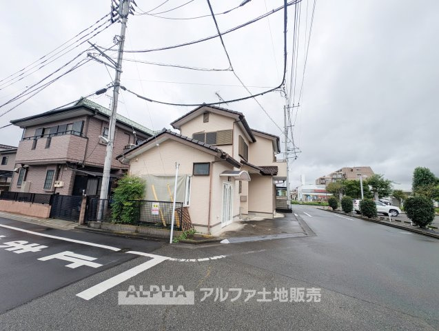 あきる野市秋川３丁目　中古戸建の外観|【Home & Shop】◆店舗スペースのある戸建◆
住居に加えて店舗スペースを備えた建物。暮らしと仕事など、用途を考えられる住まいです。