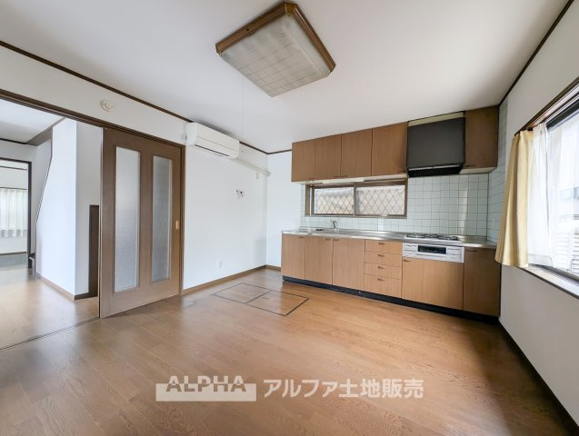 あきる野市秋川３丁目　中古戸建の居間・リビング|【Relaxing Time】◆くつろぎのリビング◆
ソファやダイニングを配置して、家族の団らんから自分時間まで幅広く楽しめる空間です。