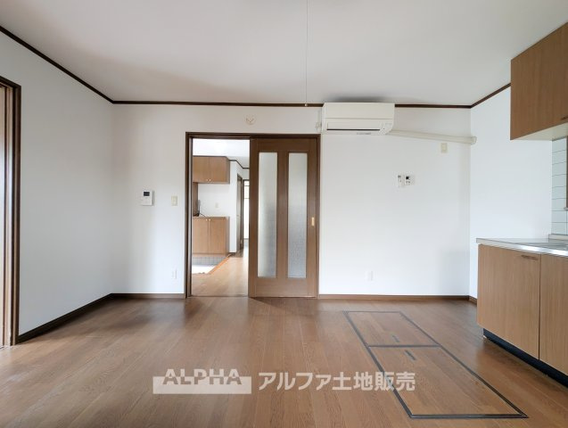 あきる野市秋川３丁目　中古戸建の居間・リビング|【Comfortable Living】◆自然と会話が弾む場所◆
家族それぞれが思い思いに過ごしながら、自然と顔を合わせられるリビング空間です。