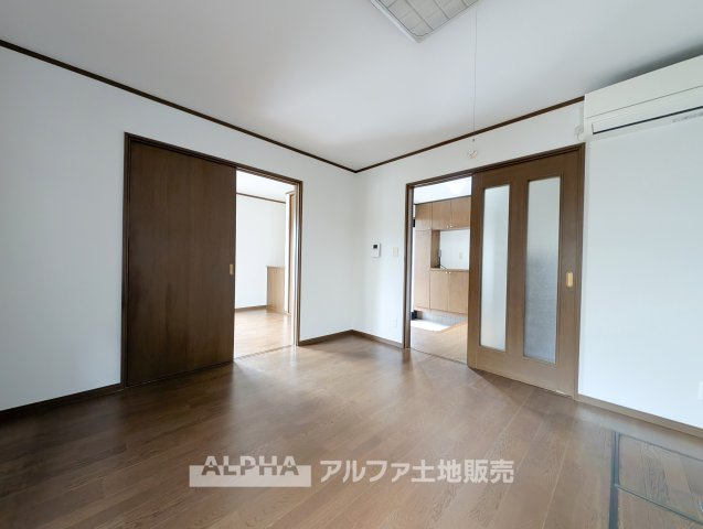 あきる野市秋川３丁目　中古戸建の居間・リビング|【Bright & Spacious Living】◆家族が集うLDK◆
食事やくつろぎの時間を一緒に楽しめるリビング。毎日の暮らしの中心となる空間です。