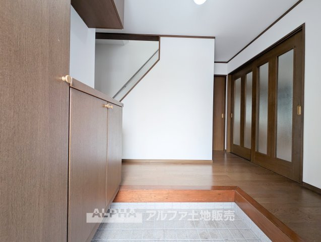 あきる野市秋川３丁目　中古戸建の玄関|【Welcome Home】◆住まいの入口◆
毎日の「ただいま」と「いってきます」を迎える玄関。住まいへ入った瞬間から暮らしが始まります。