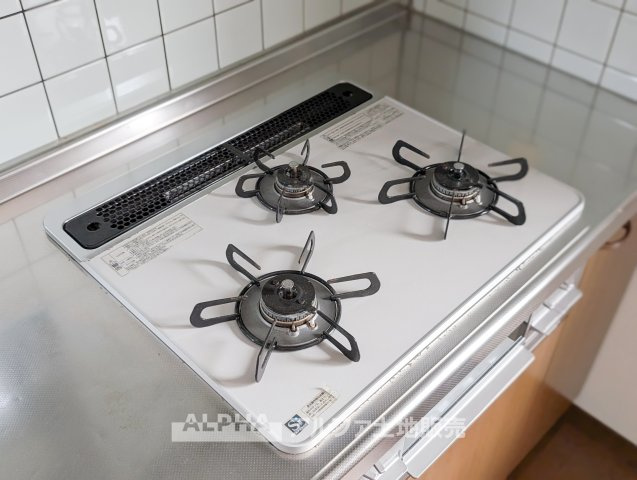 あきる野市秋川３丁目　中古戸建のキッチン|【Easy Cooking】◆ガスコンロ◆
火加減を目で確認しながら調理できるガスコンロ。炒め物や煮込み料理など毎日の料理に活躍します。