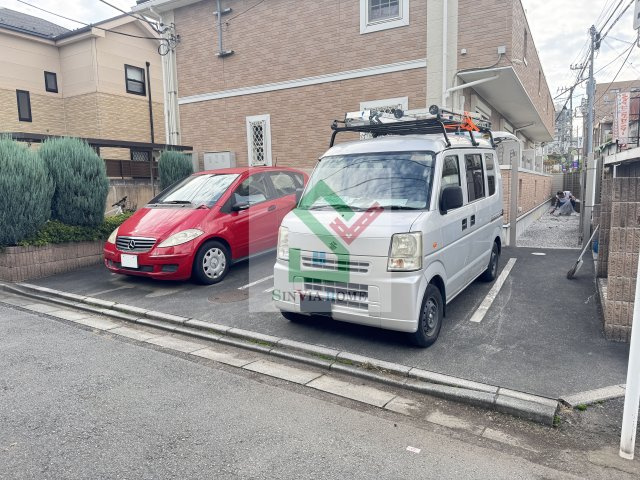 ルピナス1の駐車場